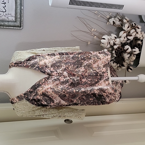 Gimmicks Top - Picture 1 of 4